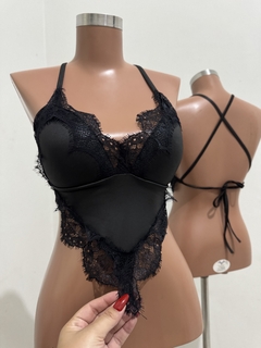 CROPPED FRENTE ÚNICA EM CIRRÊ ACETINADO, RENDA E BOJO