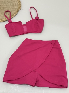 CONJUNTO SHORT SAIA EM MALHA ESCUBA COM BOTÃO ENCAPADO