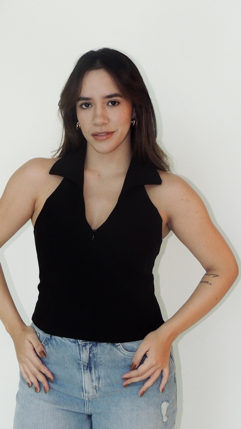 Blusa de Alfaiataria com Gola Halter Preta - comprar online
