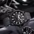 Relógio Curren masculino estilo militar com mostrador preto, pulseira de silicone cinza e detalhes em branco e vermelho