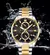 Relógio Curren Casual Sporty com cronógrafo, apresentando mostrador preto, detalhes em dourado e prata, com água ao fundo.