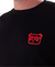 Camiseta preta com estampa pequena de panda vermelho usando óculos escuros no peito