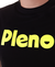 Camiseta preta com estampa amarela da palavra "Pleno" em destaque no peito