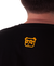 Detalhe da parte de trás da camiseta Pleno Laranja Cenoura®️, mostrando um estampado em laranja de um panda com óculos escuros.