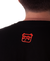Detalhe da parte traseira de uma camiseta preta com estampa vermelha do logo Bergamota®️