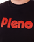 Camiseta preta com estampa em vermelho da marca Pleno.