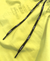 Detalhe dos cordões de ajuste dos Shorts Pleno Amarelo Lima®️, mostrando o tecido amarelo vibrante.