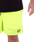 Shorts amarelos brilhantes com detalhe preto na parte inferior.