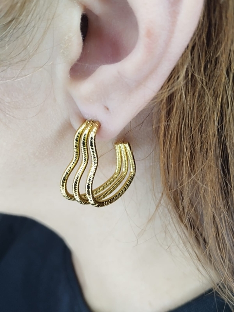 Argola Coração M Triplo Riscado em Aço Dourado