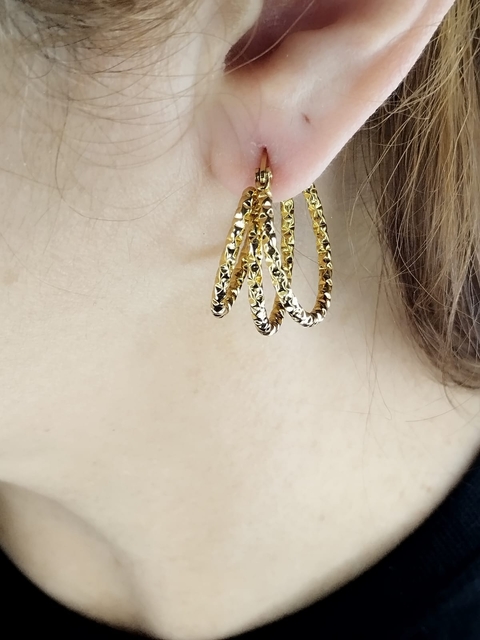 Argola Feixe G Tripla Detalhada em Aço Dourado