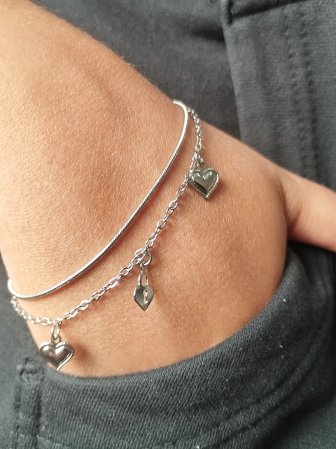 Pulseira Dupla Rabo de Rato com Pingente Coração Borda Detalhe e Coração Cadeado em Aço Inox
