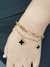 Pulseira Dupla Corrente com Trevo Resinado em Aço Dourado - comprar online
