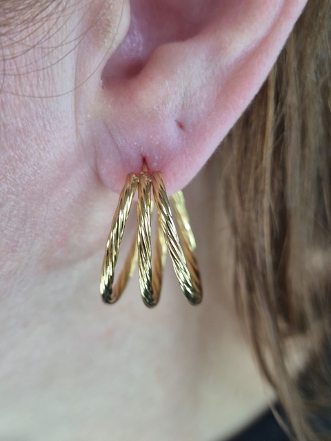 Argola M Tripla Listras em Aço Dourado