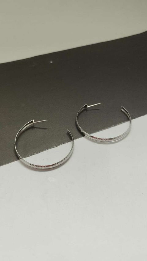 Argola Trabalhada 4cm Pontilhado em Aço Inox