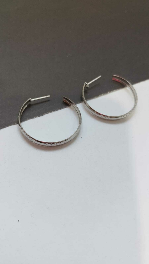 Argola Trabalhada Pontilhada 3cm em Aço Inox