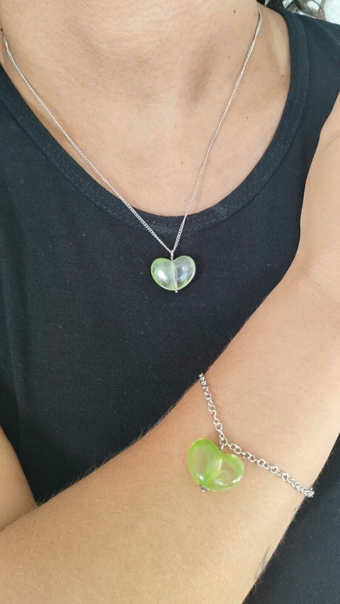 Conjunto Colar e Pulseira Coração Resinado Verde Claro em Aço Inox