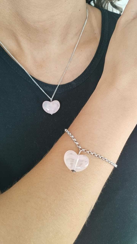 Conjunto Colar e Pulseira Coração Resinado Rosa Bebê em Aço Inox