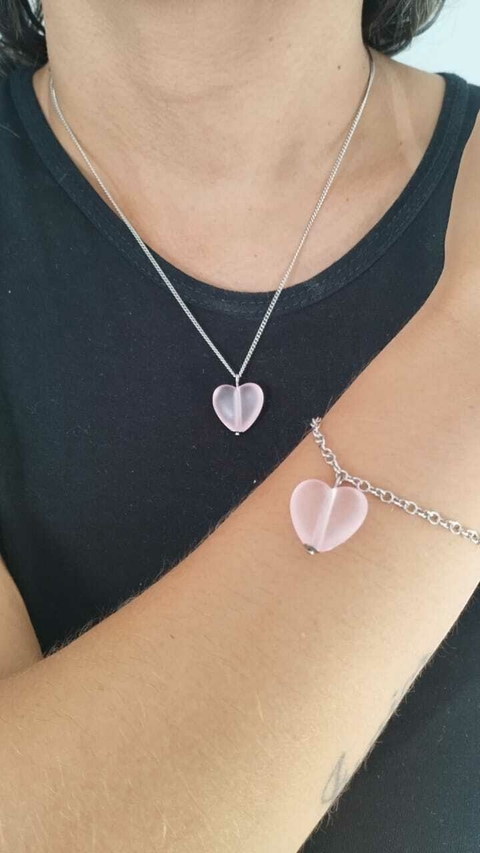 Conjunto Colar e Pulseira Coração Resinado Rosa Claro Fosco em Aço Inox