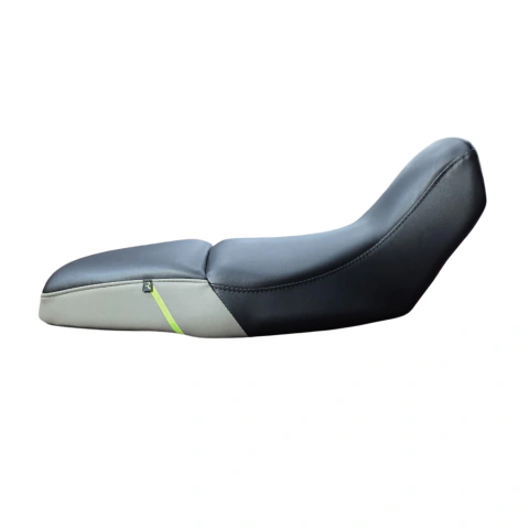 Capa Comfort IBEX 450 para assento de moto CF Moto, vista lateral destacando o design ergonômico e acabamento em preto e cinza.