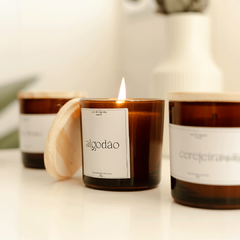 Vela Aromática de Algodão - Aroma que traz sensação de paz e tranquilidade - Cera Natural, Vidro com tampa de madeira