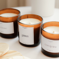 Vela Aromática de Pinus - Aroma que traz sensação de paz e tranquilidade - Cera Natural, Vidro com tampa de madeira
