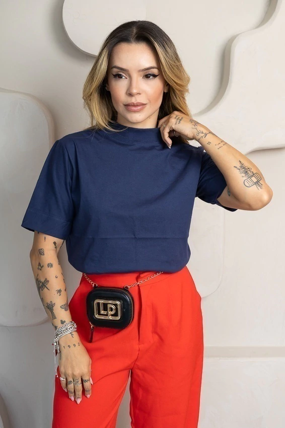 T-SHIRT AZUL MARINHO GOLA ALTA