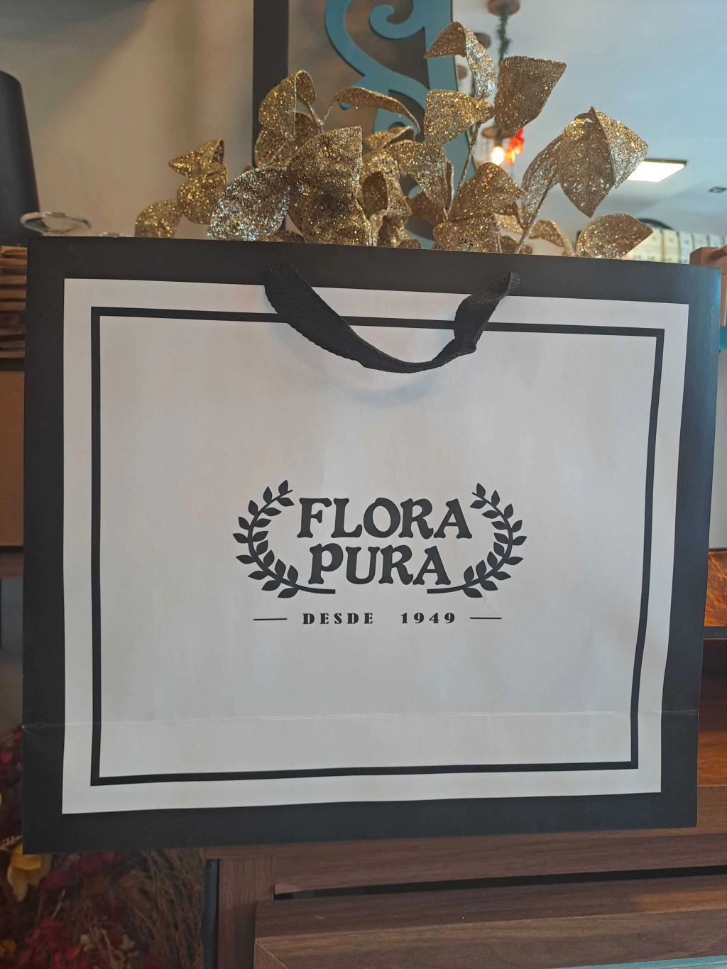 SACOLA PREMIUM PRETA G 35 X 30 CM FLORA PURA