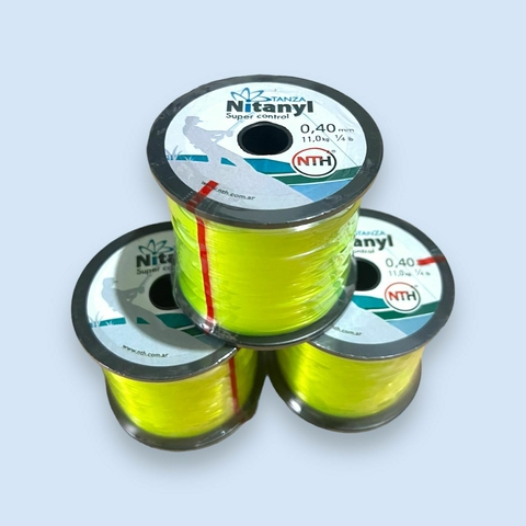 Resistencia y calidad superior: Nylon Nytanil de Grilon, una opción imprescindible para pescadores exigentes. Con una presentación en bobina de 1/4 de libra y un diámetro de 0.40 mm, esta línea ofrece una increíble longitud de 750 mts. Diseñada para sopor