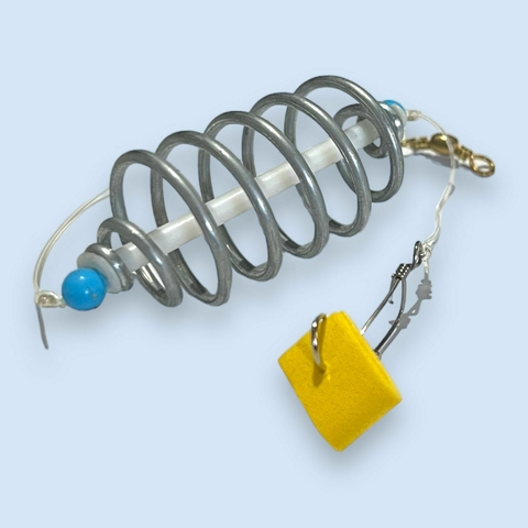  línea M&M Feeder Común diseñada específicamente para la pesca de carpas con feeder. Equipada con un resorte grande que garantiza una sujeción firme y estable, esta línea está diseñada para ofrecer precisión y resistencia durante cada sesión de pesca. 
