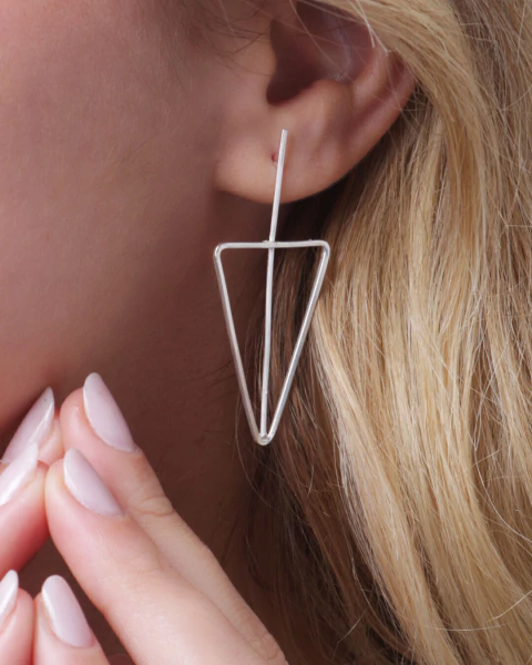 BRINCO DE PRATA TRIÂNGULO VAZADO 52MM - comprar online