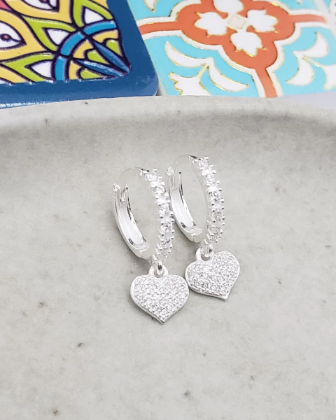 ARGOLA DE PRATA CLICK COM ZIRCÔNIAS E CORAÇÃO PENDURADO 1,3CM - comprar online