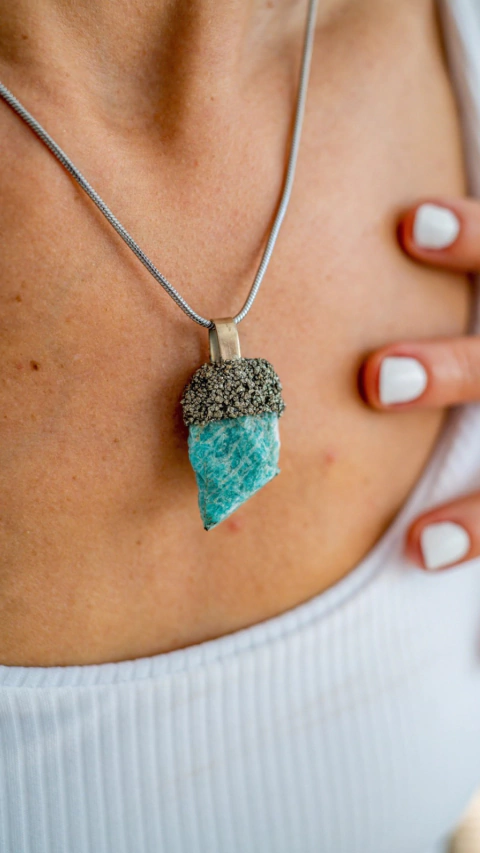 DIJE DE AMAZONITA CON CORONA DE PIRITA - comprar online