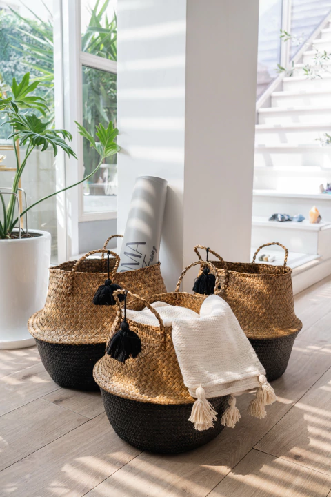 NATURAL FIBER WOVEN BASKET WITH BLACK BASE