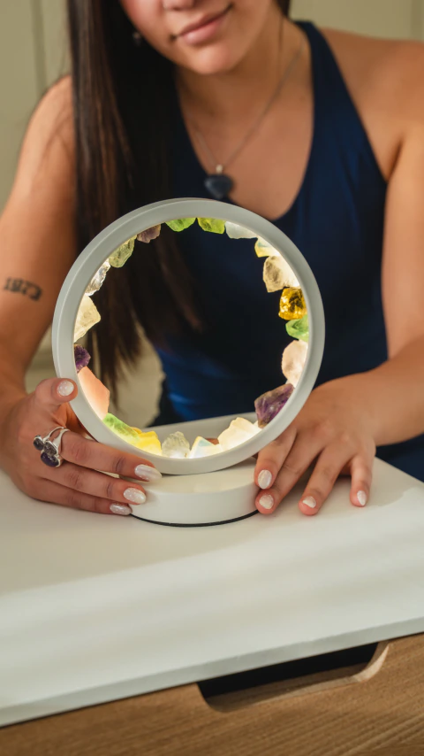 LAMPARA DE LUZ CON PIEDRAS DE COLORES