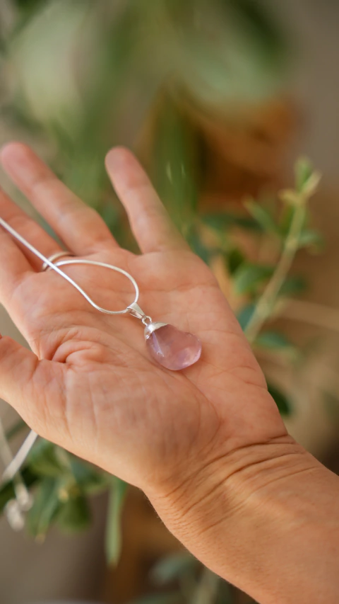 DIJE CUARZO ROSA ROLADO BAÑO DE PLATA - comprar online