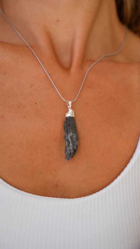 DIJE ESCOBA DE BRUJA CON BAÑO DE PLATA - comprar online