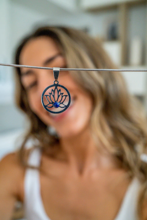 DIJE FLOR DE LOTO DE ACERO LAPISLAZULI