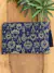 Clutch estampa azul marinho