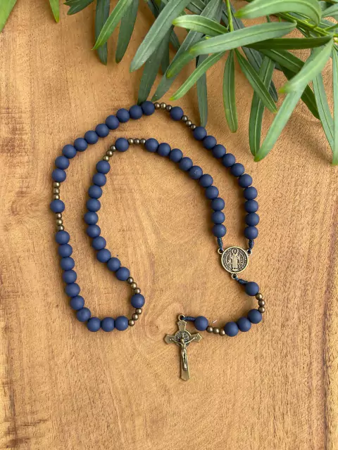 Terço em material emborrachado azul marinho