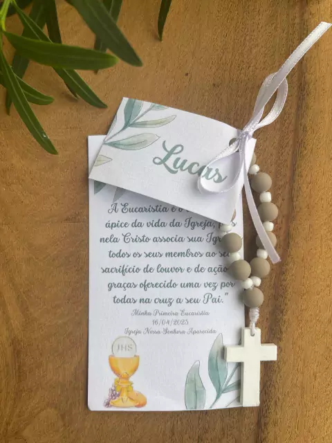 Mini-terço material emborrachado fendi e cruz em madeira pintada branca.