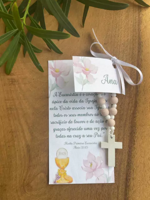 Mini-terço em material emborrachado rosa e cruz em madeira pintada branca