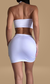 Vista trasera del vestido Marshal, un vestido blanco ceñido al cuerpo, ideal para ocasiones informales o de verano.