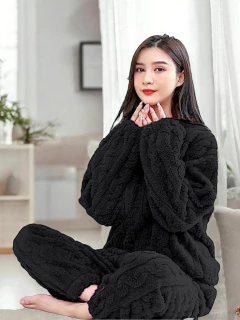 Imagen de Pijama Polar Importado de Frannel Afelpado Cuddly® Talle Único + Medias Polares de Regalo - Mimos y Calorcito para Vos