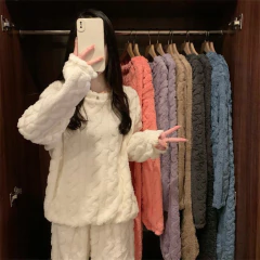 Pijama Polar Importado de Frannel Afelpado Cuddly® Talle Único + Medias Polares de Regalo - Mimos y Calorcito para Vos - Compralo Libre