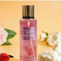 Imagen de Combo 2x1 Body Splash Victoria's Secret ORIGINAL + Collar Te Amo en 100 Idiomas de Regalo - Sorprendela en San Valentín