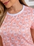Pijama básico curto feminino com estampa de ursos em tom salmão.