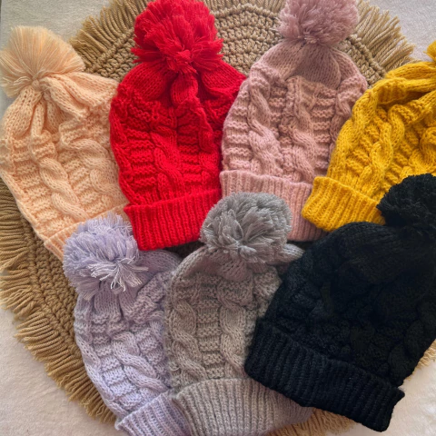 65 - Gorro tejido con pompon
