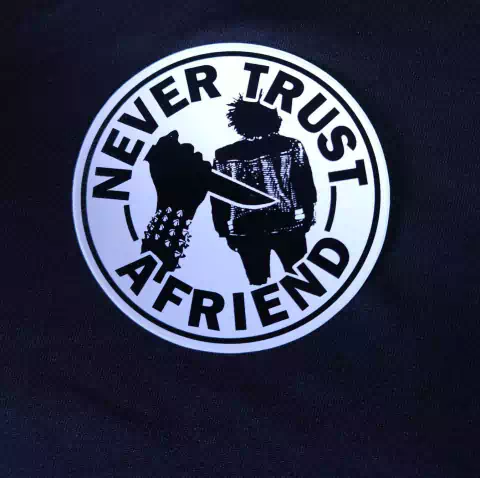 Adesivo Never Trust a Friend