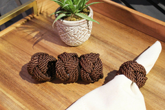 COR =  Marrom café