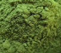 Pó de rapé indígena com coloração verde, exibindo textura fina e granulada.